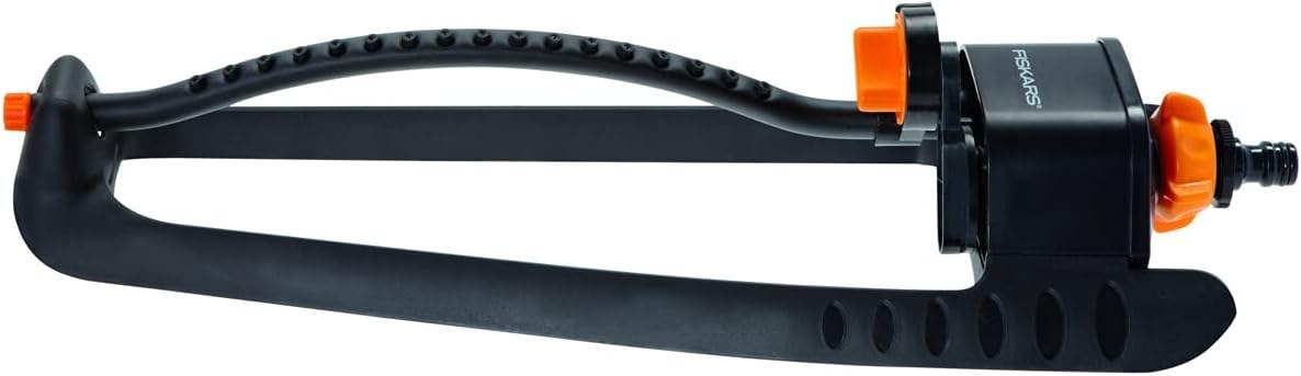 Fiskars 1023659 — Spërkatës ujitjeje me lëkundje dhe bazë plastike. Pamje e plotë e spërkatësit.